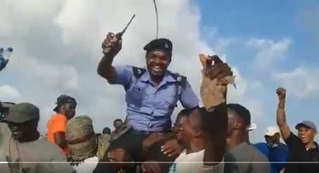 endsars-protesters-hail-policeman-who-saved-a-woman-who-insulted-demonstrators-from-mob-action-in-abuja